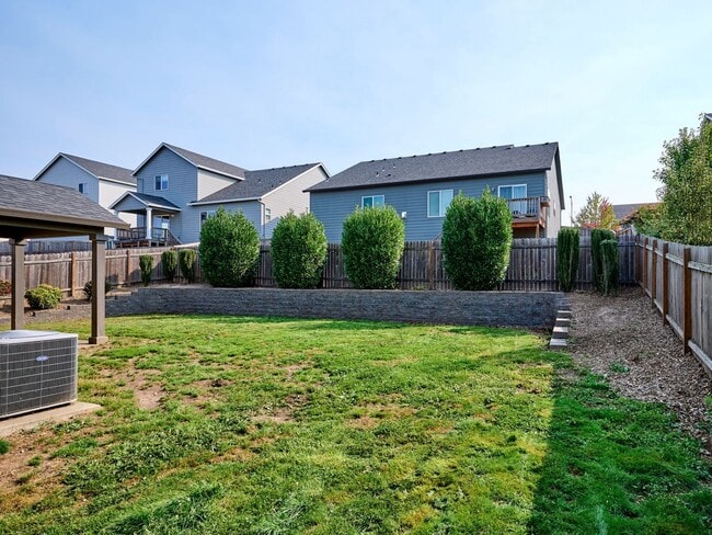 Building Photo - Beautiful 4 bedroom/2.5 Bath Home On Large...