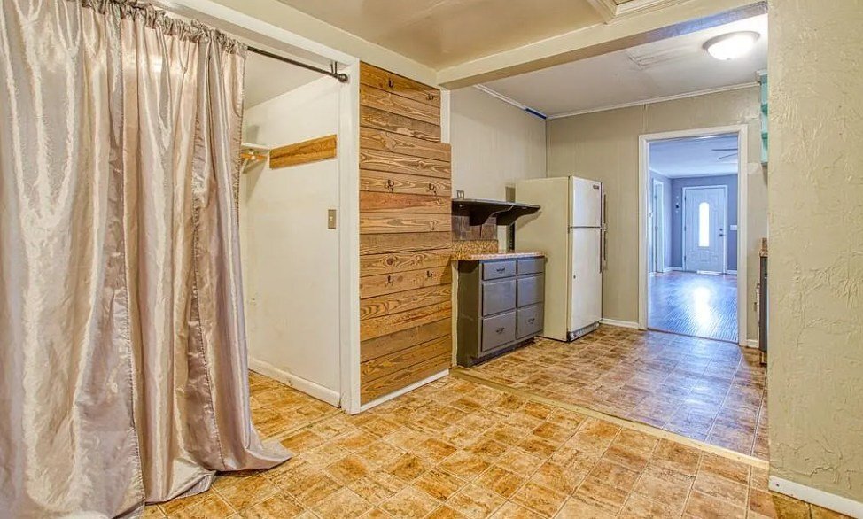 Building Photo - 813 N Burford Ave