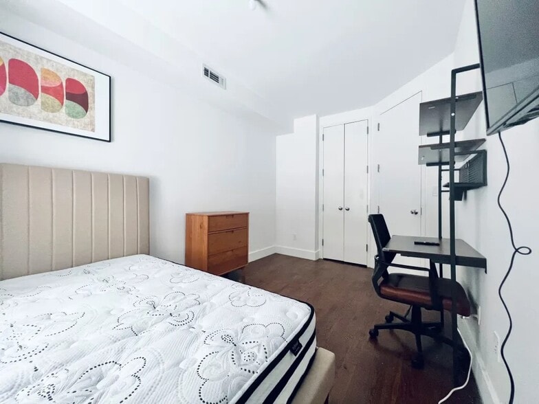 Building Photo - Furnished room/NOT APARTMENT