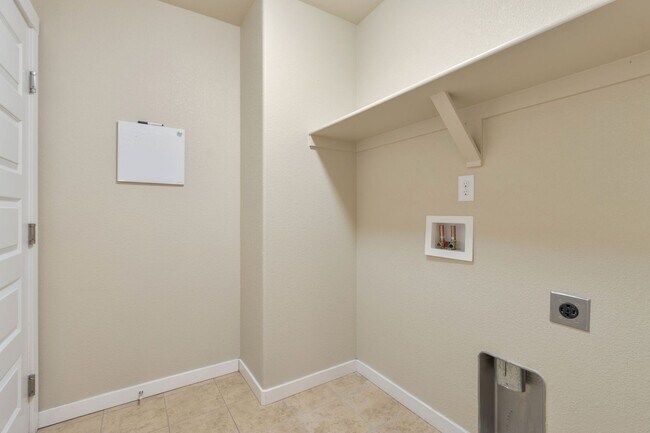 Building Photo - Spacious Modern 5-Bedroom Ranch Home in Hidden Valley Farm