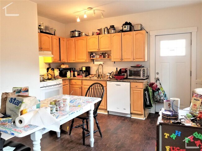 Building Photo - Great Deal! 5-bed, 3-bath Allston Apartment Near the B Line!