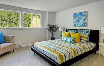 Building Photo - Beautiful, recently remodeled 4 bedroom, 3...