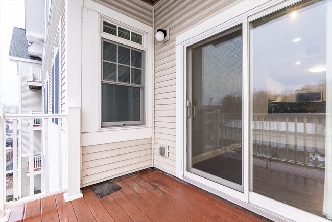 Building Photo - 614 Pond St