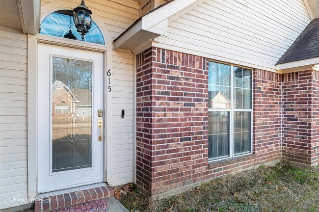 Building Photo - 615 Alex Way