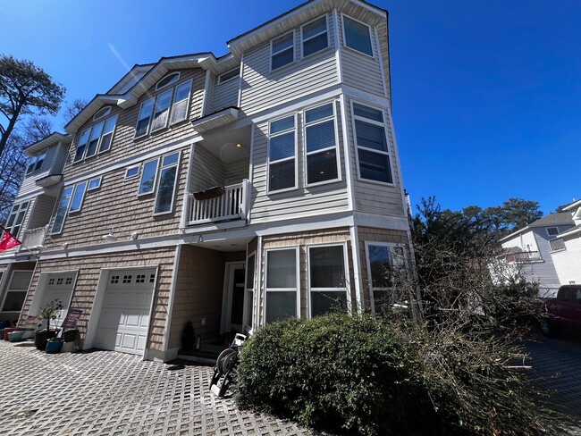 Building Photo - 3 Bedroom 3.5 Bath Chesapeake Beach Condo