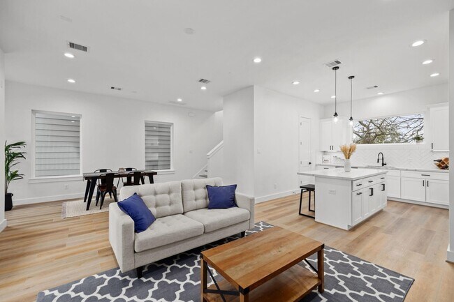 Building Photo - 3028 Live Oak St