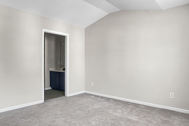 Building Photo - 3 bedroom, 2.5 Townhome