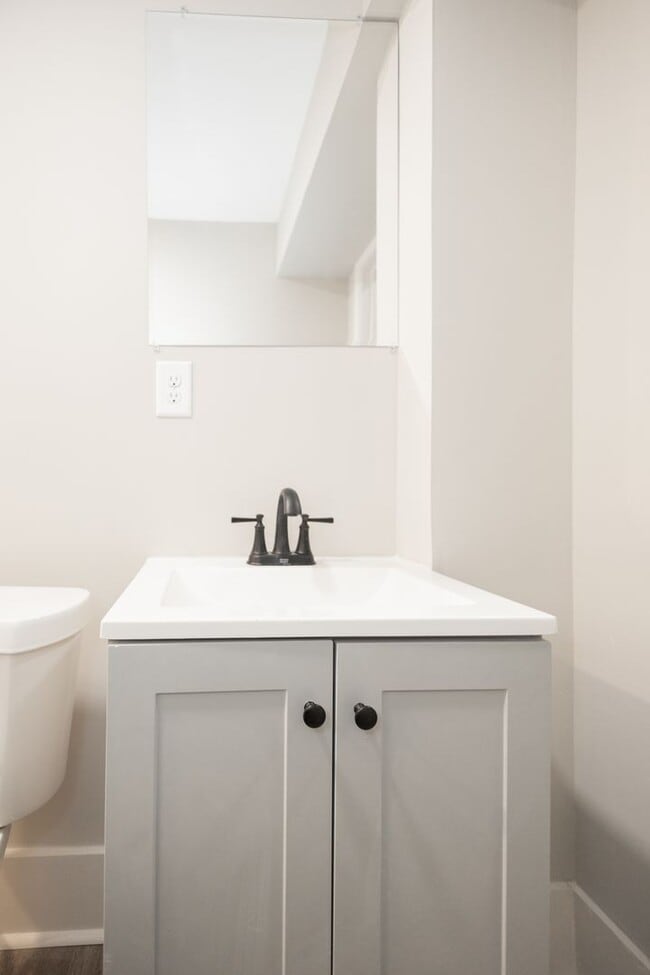 Building Photo - 725 W Poplar St