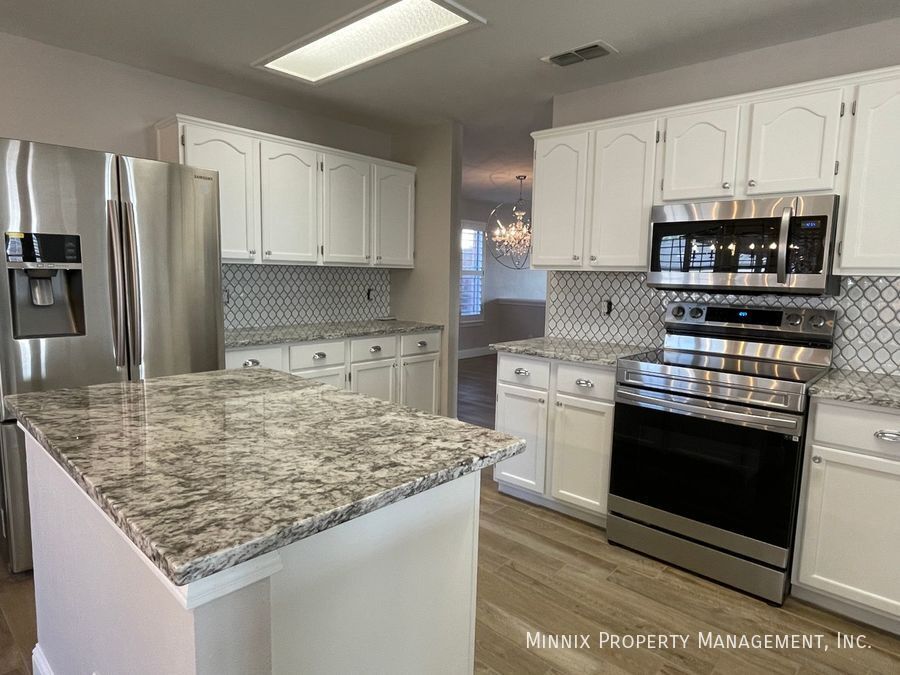 Building Photo - 8241 San Antonio St