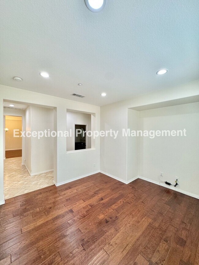 Building Photo - Beautiful 3 bedroom 3 bathroom single stor...