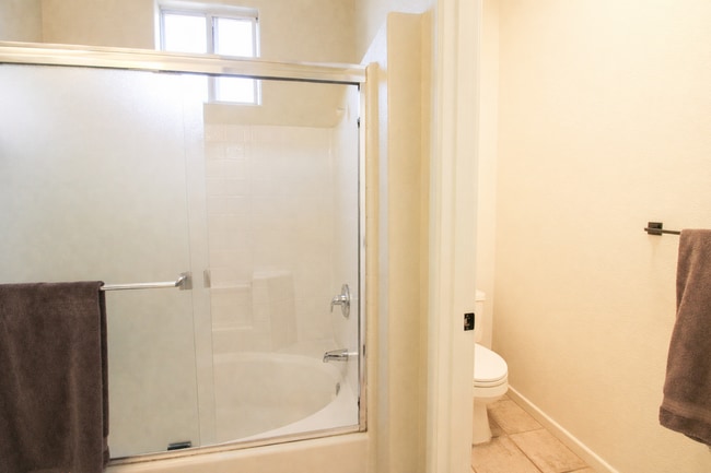 Building Photo - Beautiful 3 Bed, 2.5 Bath Townhome with A/C and 2-Car Garage