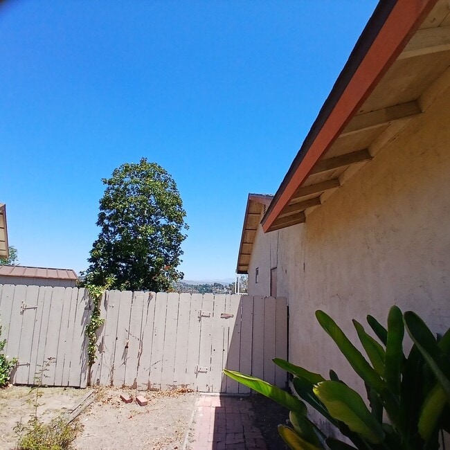 Building Photo - Spring Valley View Home