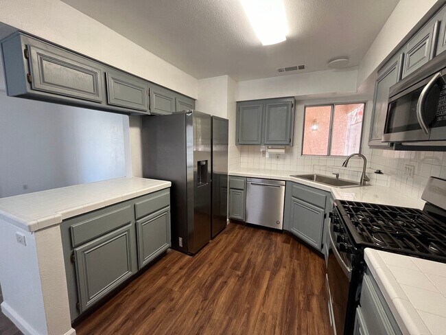 Building Photo - Bright & Beautifully Renovated 3 Bed, 2 Ba...