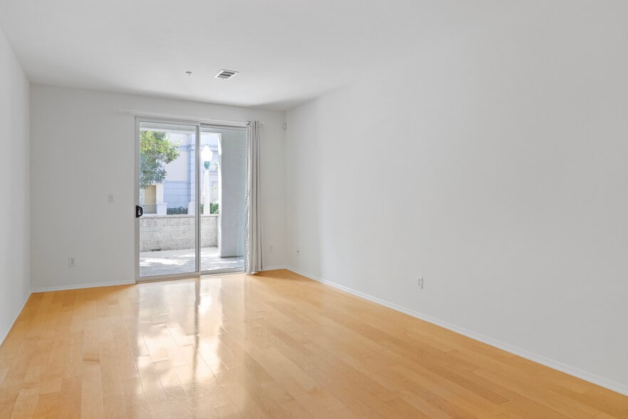 Building Photo - 6400 Crescent Park E