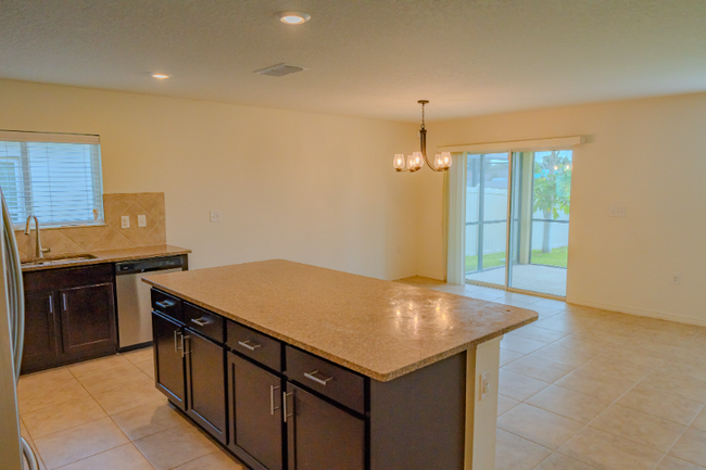 Building Photo - 275 Lake Lucerne Way