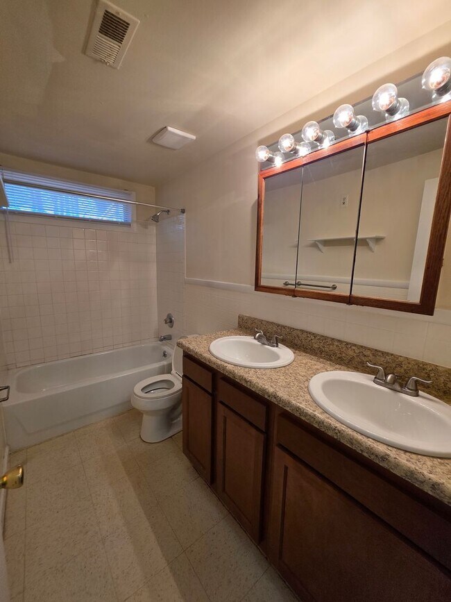 Building Photo - Move In Ready 3 Bedroom Home!