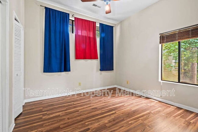 Building Photo - 9 Stallion Ct
