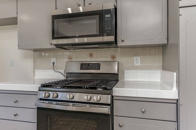 Building Photo - Spacious Single-Family Home with Yard!