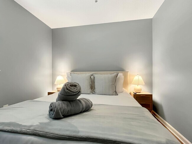 Building Photo - 501 W 9th St