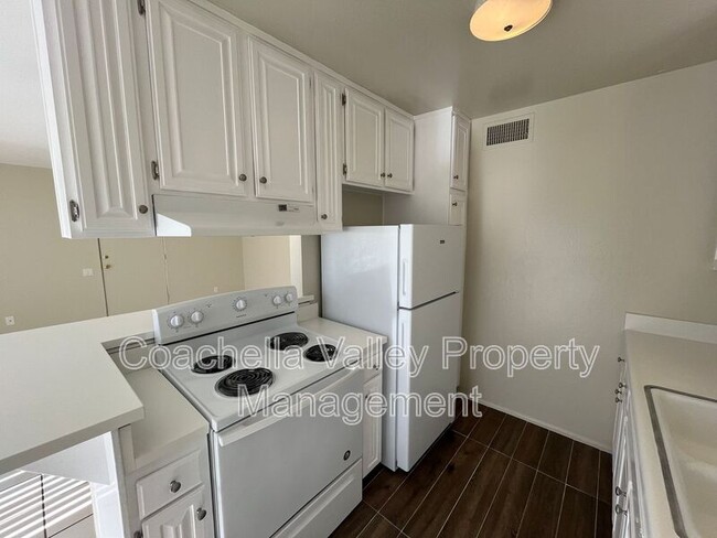 Building Photo - 550 El Cielo Rd