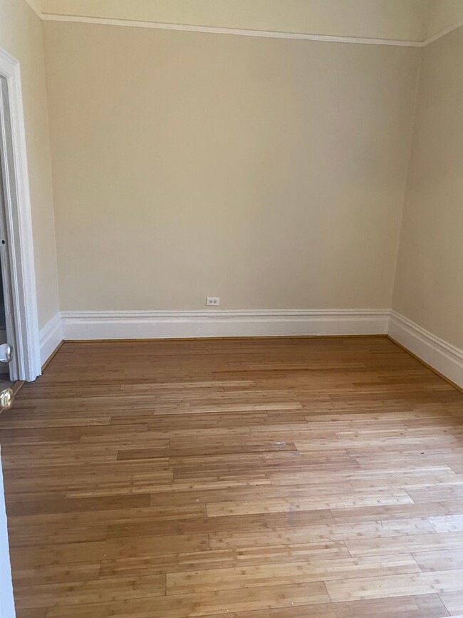 Building Photo - 2 bedroom 1 bathroom plus a sunroom availa...