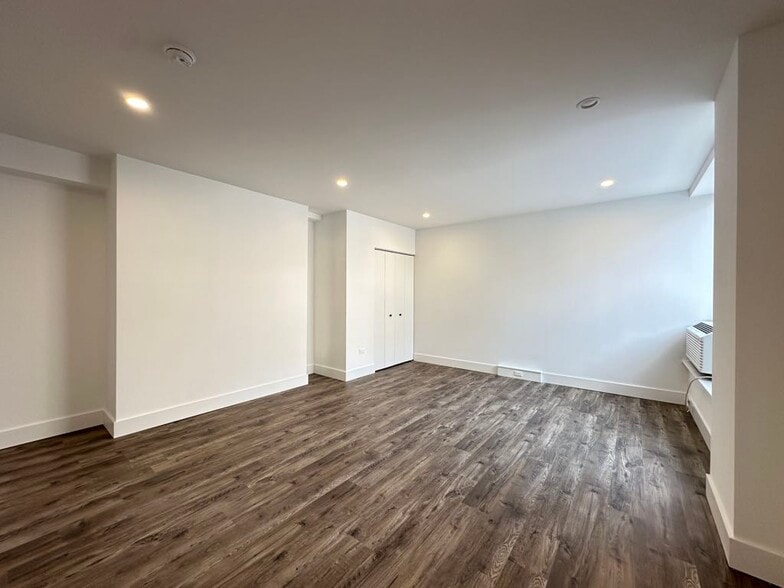 Building Photo - 941 W Carmen Ave