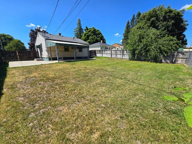 Building Photo - Beautiful North Side Home! Available Now!