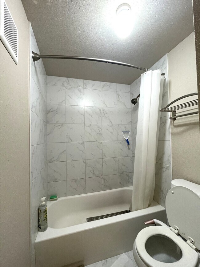 Building Photo - 2255 Braeswood Park Dr