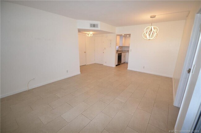 Building Photo - 1566 SE Royal Green Cir