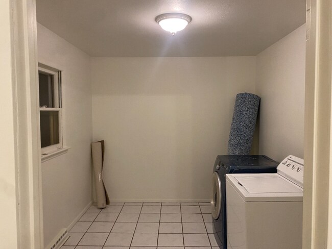 Building Photo - 1710 Alexander Cir