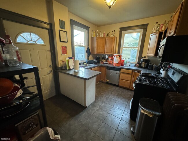 Building Photo - 8 br, 2.5 bath House - 428 Cross St
