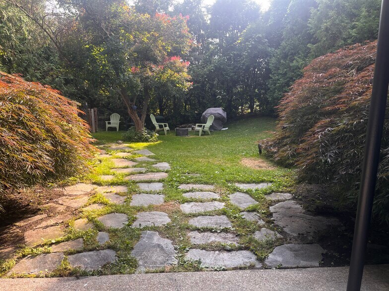 Building Photo - 266 Malletts Bay Ave