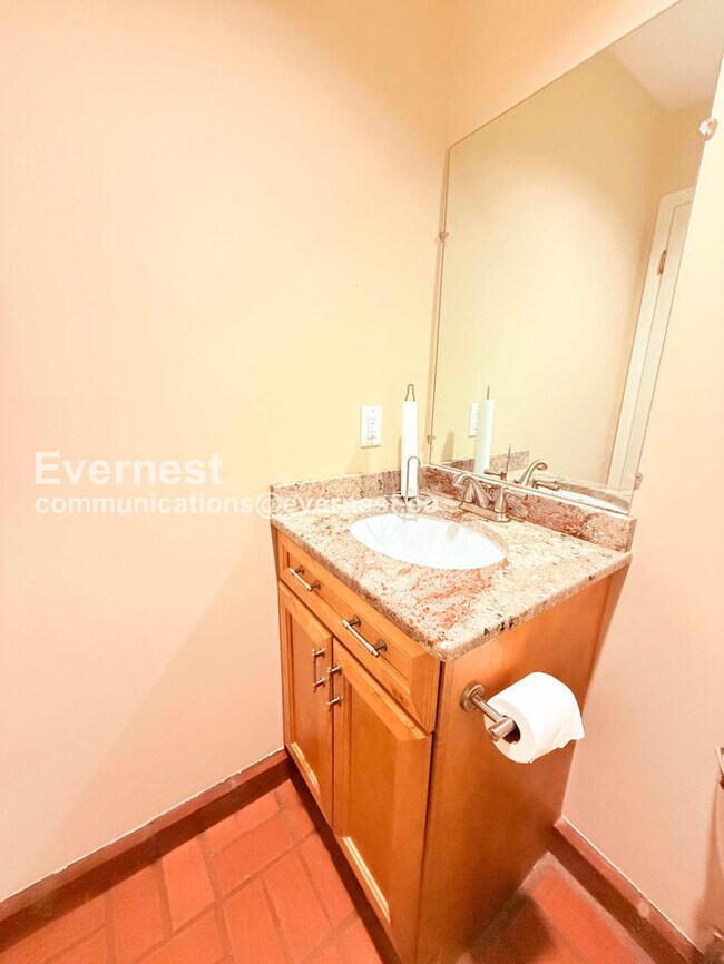 Building Photo - 2 Bed/1.5 Bath Condo with In-Unit Laundry / Vouchers Accepted / Available Now!