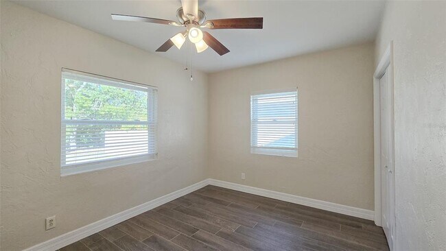 Building Photo - 515 34th Ave NE