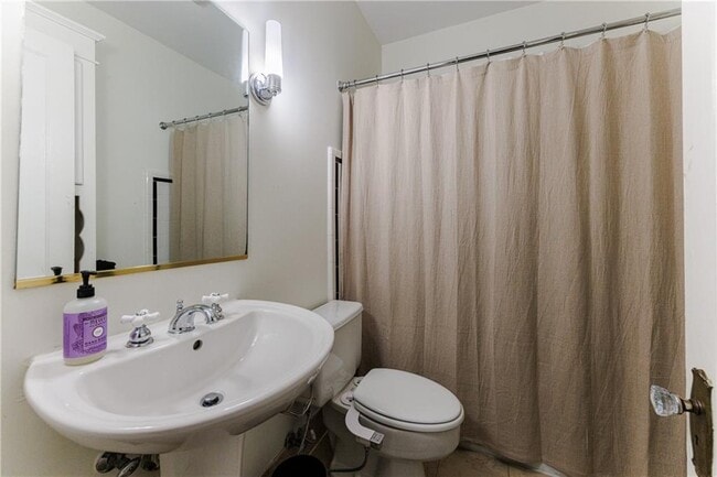 Building Photo - 654 Cresthill Ave NE