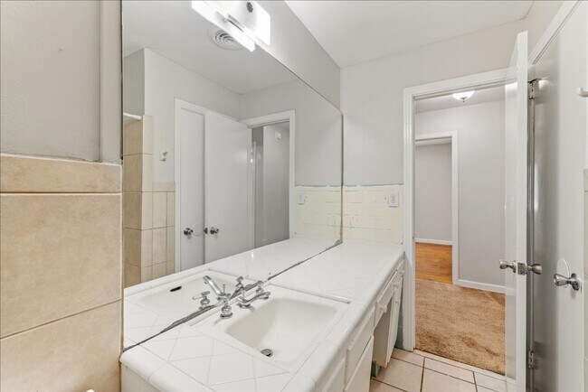 Building Photo - 103 S Chapel Dr