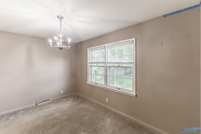 Building Photo - 904 SE Chatterson Rd