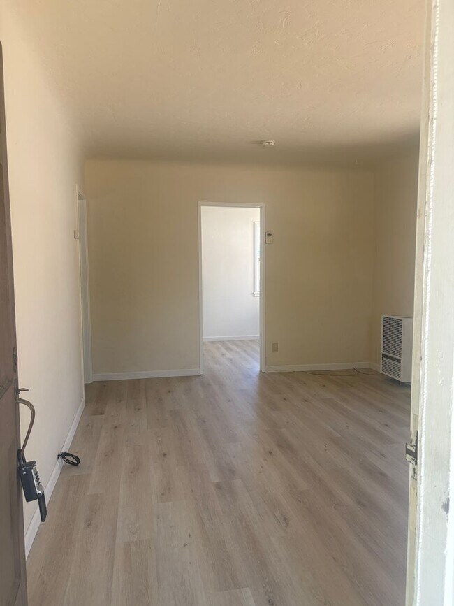 Building Photo - 703
