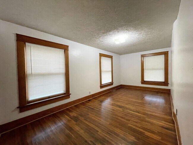 Building Photo - 3 Bed 1 Bath Home