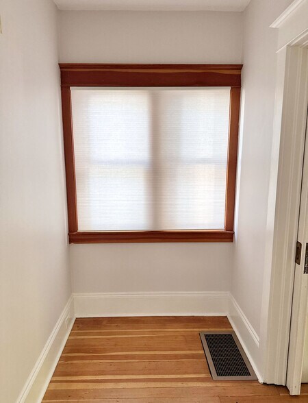 Building Photo - 1523 SE Ankeny St