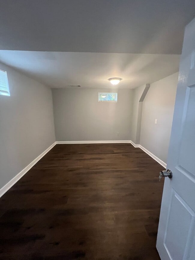 Building Photo - Amazing 6 Bedroom 2 Bathroom home with dual driveways