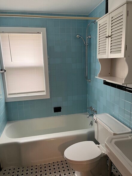 Building Photo - 47 Quaker Ln S