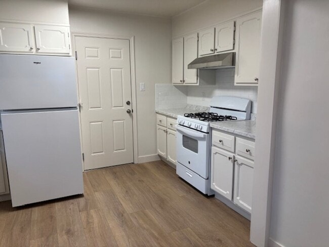 Building Photo - Charming House Close to Downtown