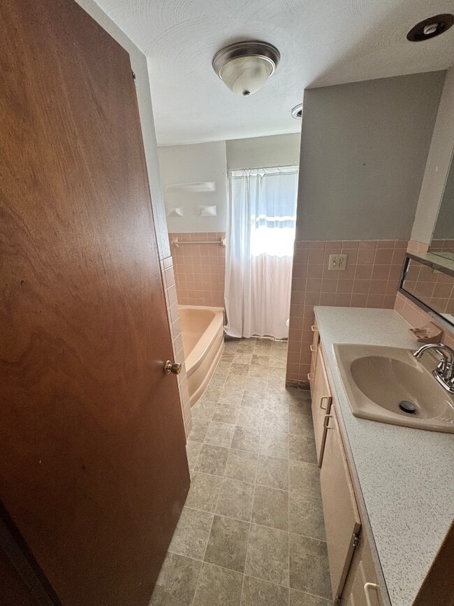 Building Photo - 626 W Warren St