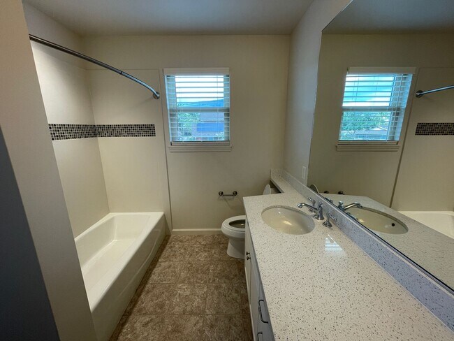 Building Photo - Kahoma Village 3 Bedroom Townhome