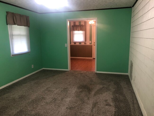 Building Photo - Spacious 2-Bedroom Home