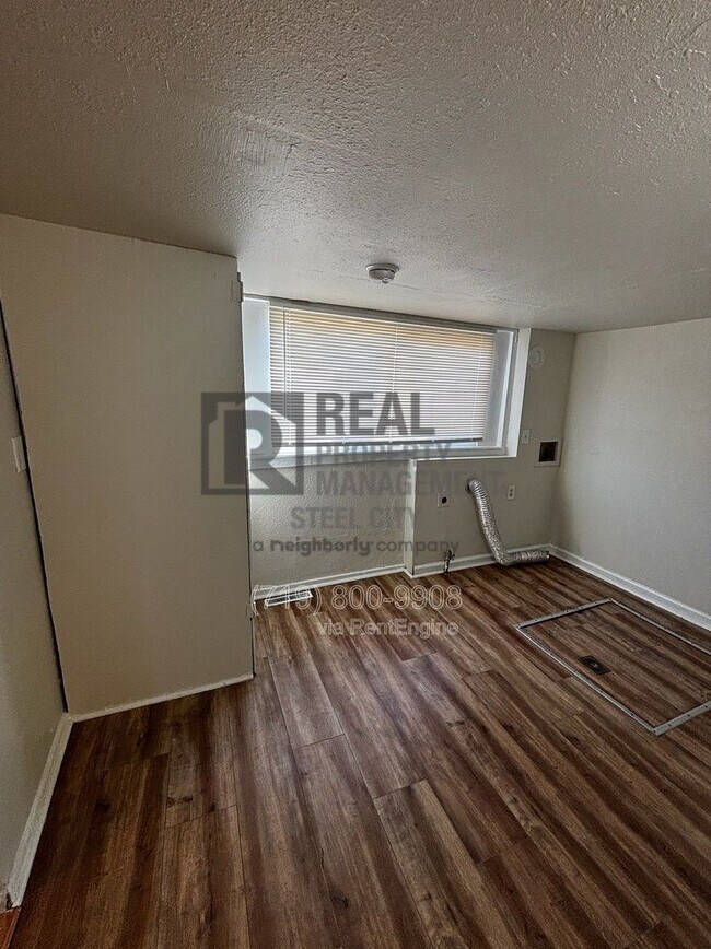 Building Photo - 927 E 1st St