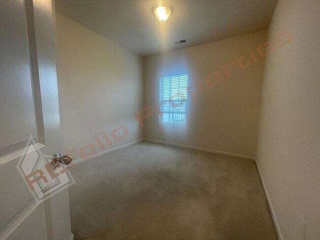 Building Photo - Luxury 3 Story 4 BD/3.5 Bath Townhome @ Sm...