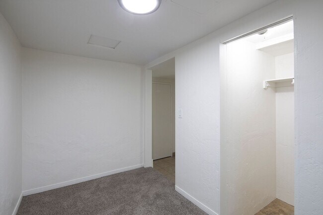 Building Photo - 1 Bedroom in Carlsbad with Covered Parking...