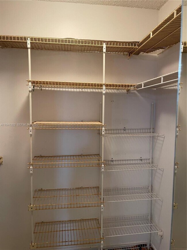 Building Photo - 3940 Inverrary Blvd